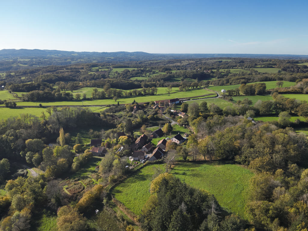 Paysage village campagne par drone
